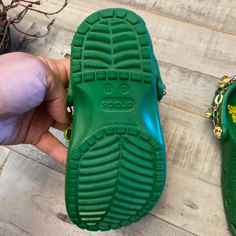 CROCS “Lucky Charms” Kids Unisex Clogs Size 11 Green Glitter Charms Like New - Picture 11 of 15